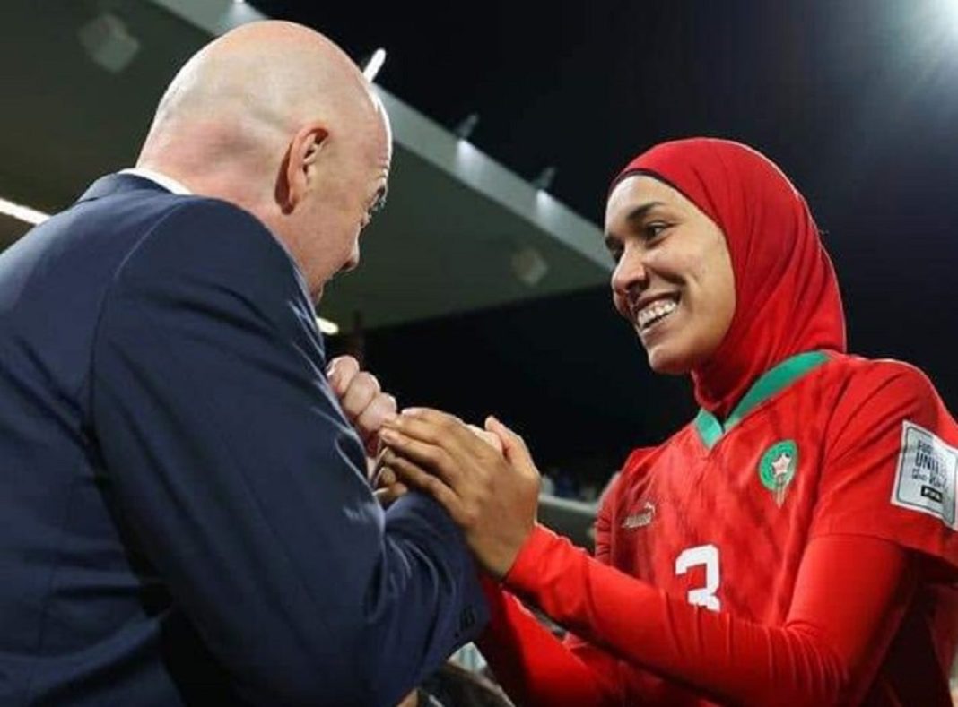 Gianni Infantino et les joueuses du Maroc